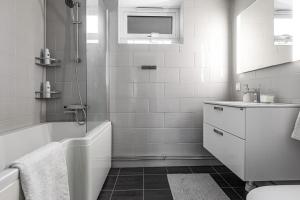Ένα μπάνιο στο Modern stor & ljus villa nära centrum +21 φωτογραφίες