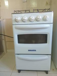 a white oven sitting in a kitchen at Alojamiento Wawqikuna in Maimará