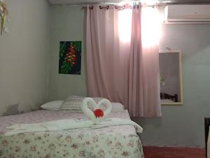 a bedroom with two swans on a bed at Pousada kurasi alter in Alter do Chao