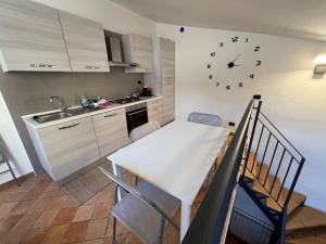 Kuchyň nebo kuchyňský kout v ubytování Appartamento nel centro storico - Relax e comfort - locazione turistica via della rosa 13 + 6 fotografií