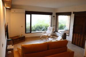 un soggiorno con un divano e due poltrone di Casa Rural Monte Ardal 1 a Yeste