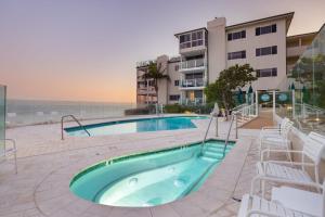 Bazén v ubytování Oceanfront Gem w Balcony Pool Hot Tub Carbon Beach Access Bluewater Haven by AvantStay nebo v jeho okolí