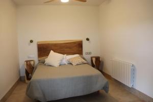 una camera da letto con un letto e un ventilatore a soffitto di Casa Rural Monte Ardal 1 a Yeste