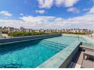 una piscina en la azotea de un edificio en JP Redenção by My Way, en Porto Alegre