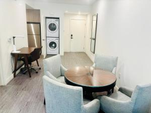 ロサンゼルスにあるUrban Chic residence in Central LAのリビングルーム(テーブル、椅子、洗濯機付)