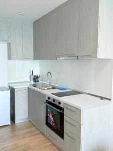 Kuchyň nebo kuchyňský kout v ubytování Megi's apartment + 4 fotografie