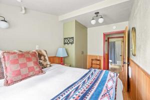 Gallery image of Riverfront Getaway - Dogs Welcome Sleeps 4 in Mount Hood Village