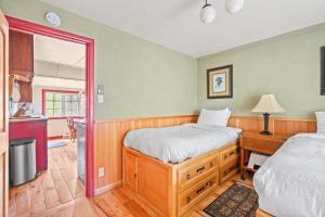 Gallery image of Riverfront Getaway - Dogs Welcome Sleeps 4 in Mount Hood Village +21 photos