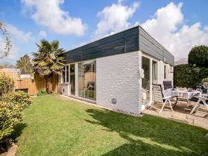 Κήπος έξω από το Bungalow in Noordwijk near Beaches
