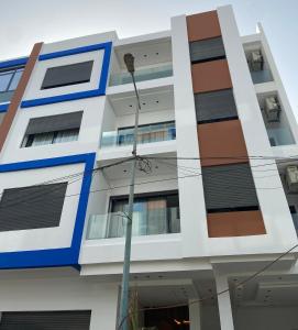 una vista exterior de un edificio en For rent T3 beachfront Mehdia, en Kenitra