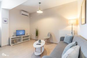Televisyen dan/atau pusat hiburan di Kyveli Sweet House In Nea Makri