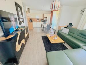 Una sala de estar con un sofá y un televisor. en Apartmán Fatranská,Parking Free ,Air Condition, en Košice