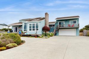 een blauw huis met een balkon en een oprit bij Sea Dream in Fort Bragg