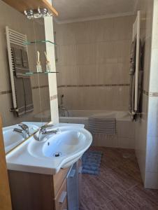 un baño con lavabo y bañera en Refúgio da Capela, 