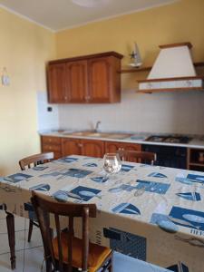 eine Küche mit einem Tisch mit einer Tischdecke darauf in der Unterkunft Una Finestra sul mare in Villa San Giovanni + 28 Fotos