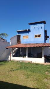 a blue house with a red roof at Casa dunna azul in Trairi +1 photo
