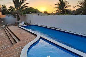 a swimming pool in the middle of a house at Flat à beira-mar com vista para a praia do meio in Natal