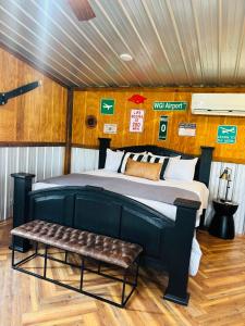 Ένα ή περισσότερα κρεβάτια σε δωμάτιο στο Garrison Airport Guest-suite