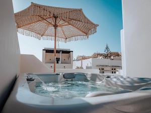 Bazén v ubytování Nonna's Suites nebo v jeho okolí