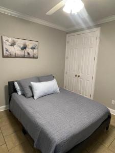 Postel nebo postele na pokoji v ubytování Cozy Stay Near Dow, Golf, & LSU