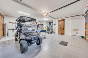 un ATV parcheggiato in un garage di Schaffers Mill Escape Golf Views and Near Skiing a Truckee