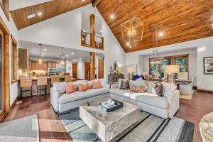 un soggiorno con due divani e una cucina di Schaffers Mill Escape Golf Views and Near Skiing a Truckee