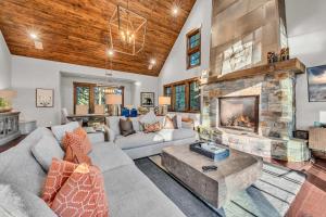 un soggiorno con camino in pietra di Schaffers Mill Escape Golf Views and Near Skiing a Truckee