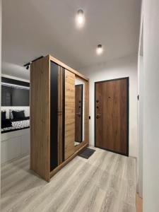 een kamer met 2 houten deuren en een slaapkamer bij Wood & Chill House in Sarajevo