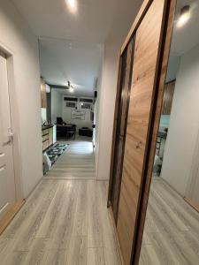 een hal met een deur naar een keuken bij Wood & Chill House in Sarajevo