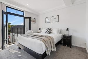 Un pat sau paturi într-o cameră la Stonemasons Quarters Stylish apartment with carpark