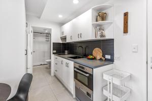 O bucătărie sau chicinetă la Stonemasons Quarters Stylish apartment with carpark +7 fotografii