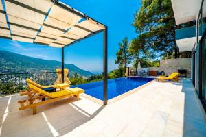 カシュにあるVilla Huzurluのスイミングプールとパティオ付きのヴィラ