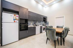 カシュにあるVilla Huzurluの木製のテーブルと冷蔵庫のあるキッチン