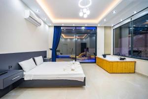 カシュにあるVilla Huzurluの大きなベッドと大きな窓のある寝室 +26枚の写真