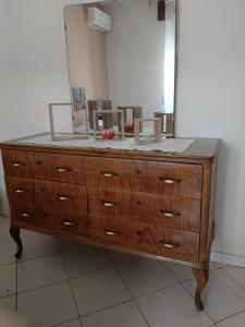 eine Kommode mit einem Spiegel darüber in der Unterkunft Una Finestra sul mare in Villa San Giovanni