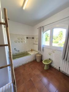 Un baño con bañera, inodoro y lavabo. en Chez nous, en Lucciana