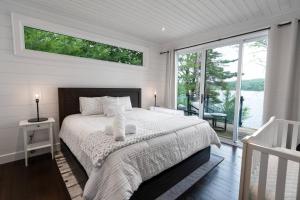 Postel nebo postele na pokoji v ubytování Butterfly Lake House | Cozy & Peaceful Stay