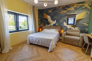 大格拉迪什泰Ramonda的一间卧室配有床和鸟墙