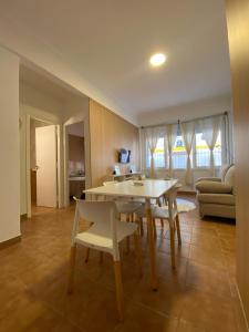 a living room with a white table and chairs at Departamento Las Heras in Mar del Plata