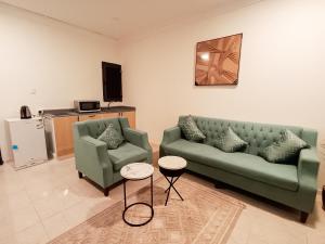 a living room with a couch and two chairs at Al Qurashi Residences Al Nakhil Dammam in Dammam