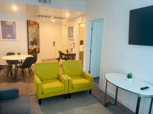 ロサンゼルスにあるUrban Chic residence in Central LAの椅子2脚とテーブルのあるリビングルーム