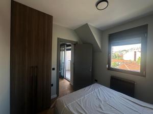 Postel nebo postele na pokoji v ubytování Elmora Residence Vračar Južni Bulevar + 10 fotografií