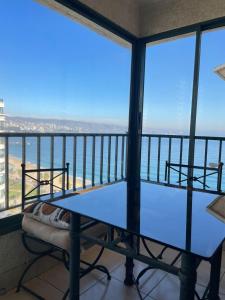 uma varanda com vista para o oceano em Departamento Vistas Panorámicas em Viña del Mar