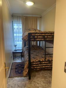 um quarto com dois beliches e uma janela em Departamento Vistas Panorámicas em Viña del Mar