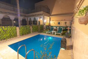 una piscina en medio de una casa en Riad Benyara, en Taroudant