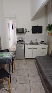 Una pequeña cocina con fregadero y estufa. en Estudio Villa Crespo, en Buenos Aires