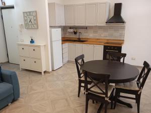 a kitchen with a table and chairs in a kitchen at Casa Isotta in Fondi