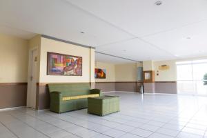 バヘイリーニャスにあるGran Lençóis Flat Residenceの椅子2脚とソファ1脚付きの待合室 +71枚の写真