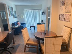 ロサンゼルスにあるUrban Chic residence in Central LAのテーブルと椅子のあるダイニングルームとリビングルーム