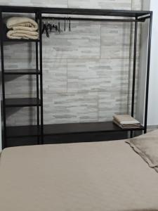 une chambre avec un placard avec une douche en verre dans l'établissement El Depto de la Abuela, à Puerto Iguazú